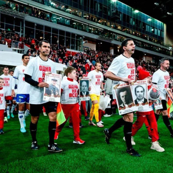 На стадионе